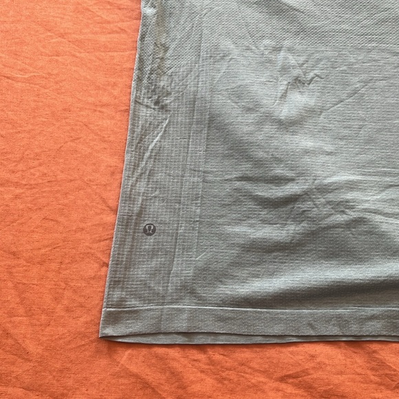 Lululemon yoga T - Picture 2 of 3